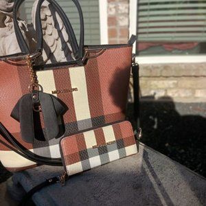 MICHAEL KORS PURSE SLIGHT DISCOLORATION AND TWO SCRACHES ON BOTTOM